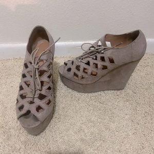 Cute wedge heels size 8 1/2